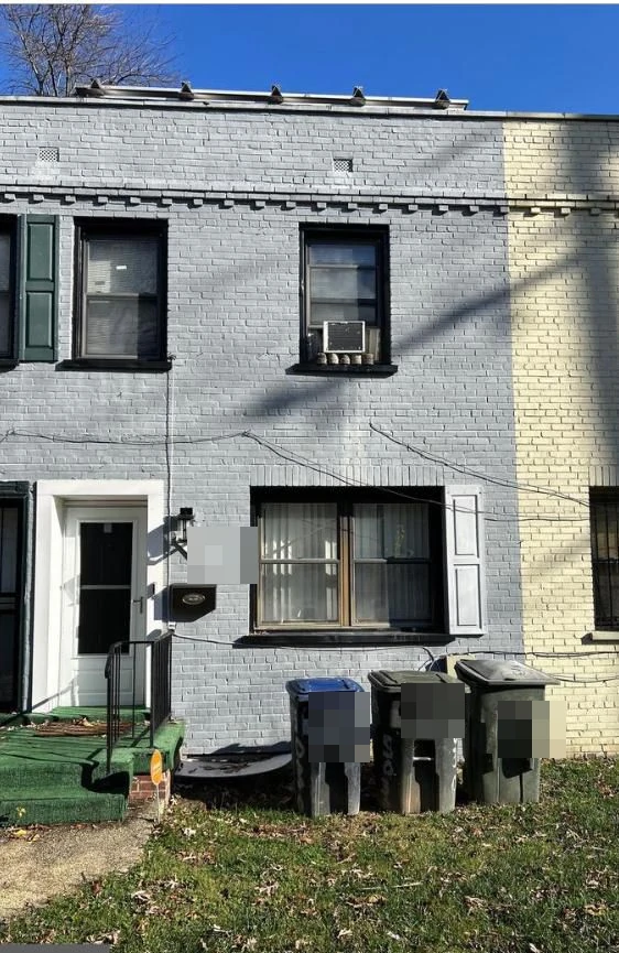 La maison mitoyenne de Washington avant travaux, brique peinte gris clair