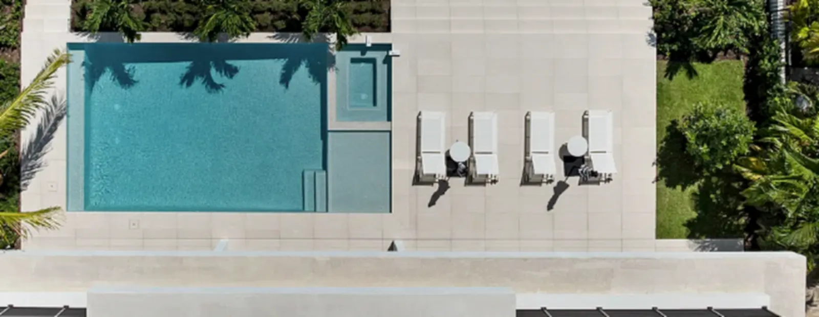 Terrasse, bains de soleil et piscine vus du ciel